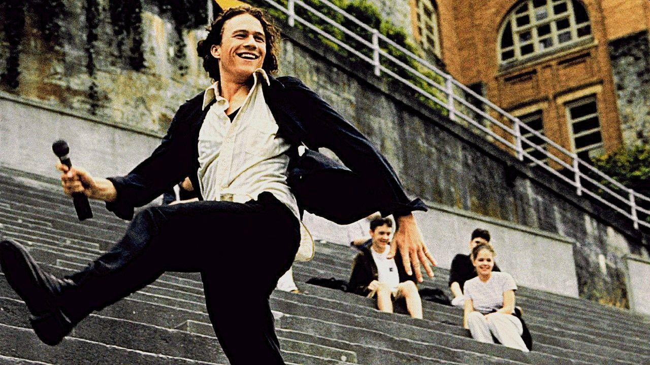 Soll sich vor Heath Ledger verneigen: Sequel-Trilogie (!) zu einem absoluten 90er-Jahre-Kultfilm in Entwicklung