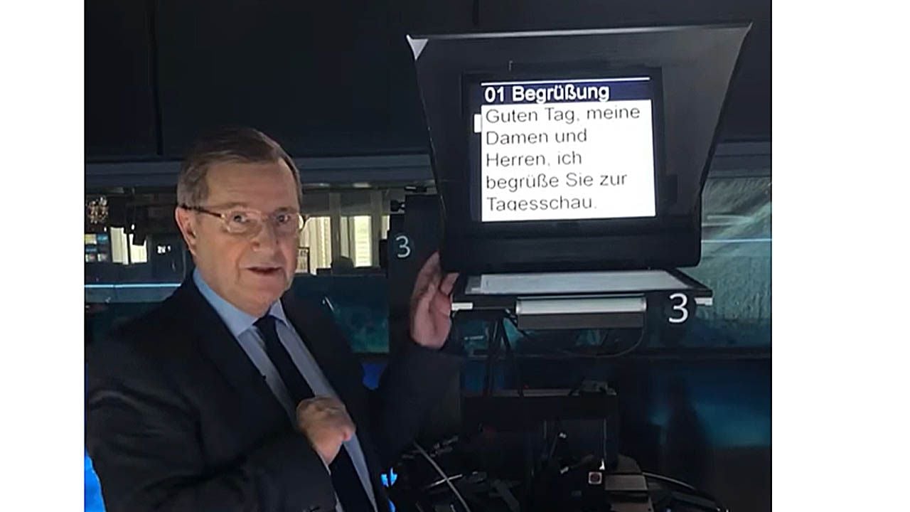 Georg Hofer zeigt in dem TikTok-Video, das vor der Kamera sein Text erscheint.