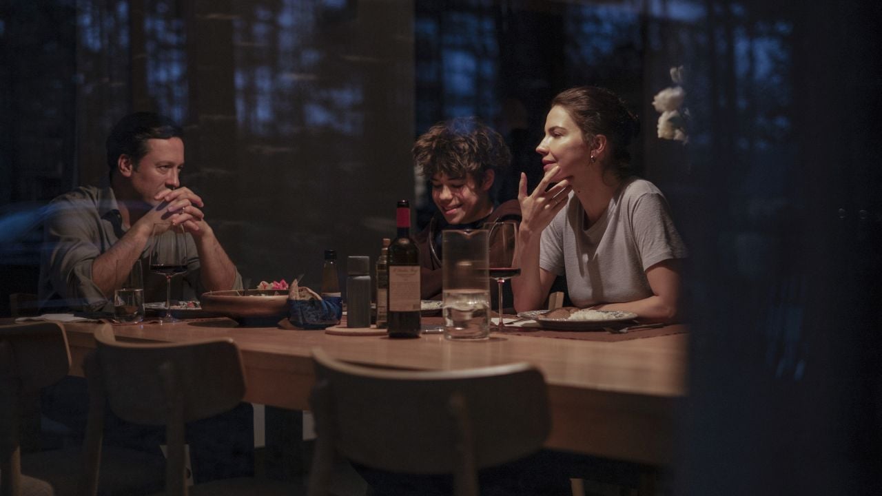 Gleb (Dmitriy Mazurov) ist sich so gut wie sicher, dass seine Frau Galina (Iris Lebedeva) ihn betrügt.