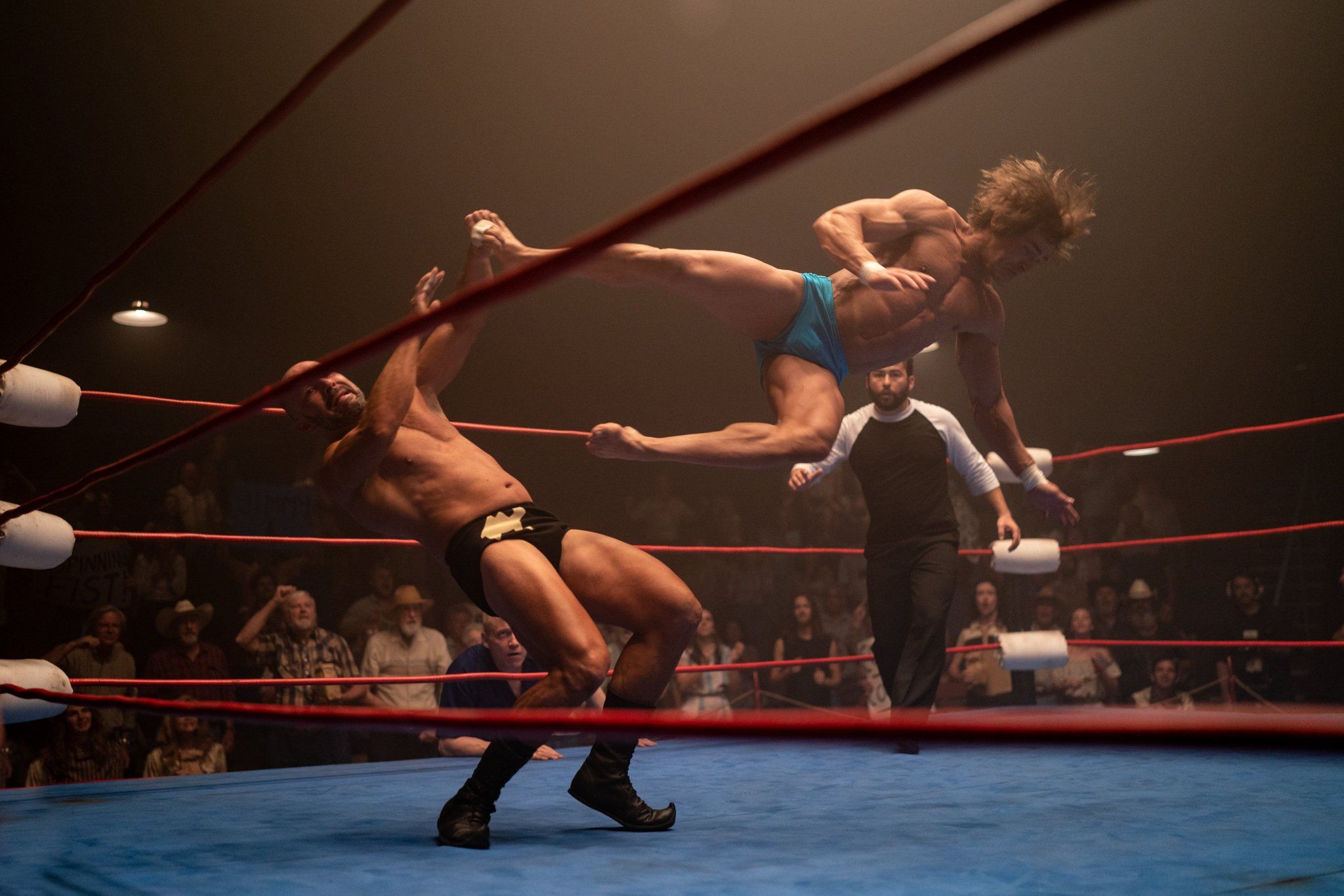 Zac Efron zeigt als Kevin Von Erich vollen Körpereinsatz bei einem Dropkick.