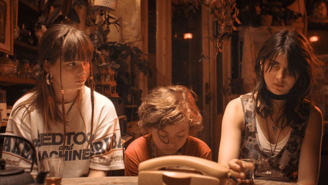 Noah (Rio Kirchner), Ramonas zwölfjähriger Bruder, kann manchmal ganz schön nerven – doch mit viel kindlicher Neugier ausgestattet, weicht er den Mädchen nicht von der Seite.