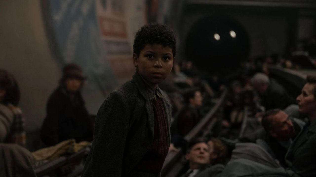 Auch wenn George (Elliott Heffernan) immer wieder auf Begleiter trifft, muss er sich die meiste Zeit doch allein durchschlagen. 