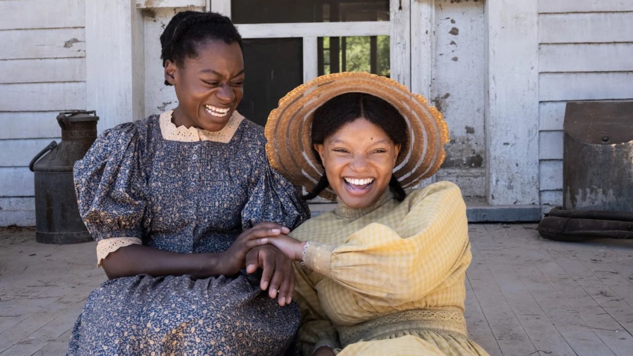 Für ihre jüngere Schwester Nettie (rechts: Halle Bailey) würde Celie (Phylicia Pearl Mpasi) so ziemlich alles tun.