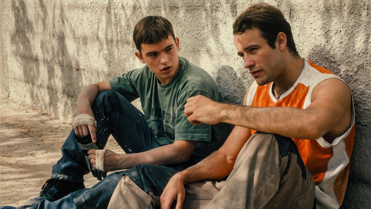 Mit Leuten wie dem Bauarbeiter Vlad (Maksym Silvinskyi) hatte Enzo (Eloy Pohu) in seiner wohlbehüteten Reiche-Leute-Jugend bisher wenig zu tun…