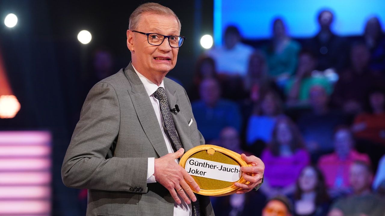 Günther Jauch öffnet ein Joker-Ei
