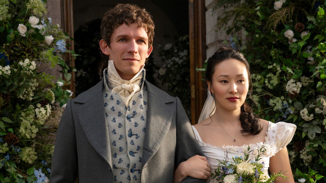 Diener Alfie (David Moorst) führt Sophie (Yerin Ha) zum Altar.