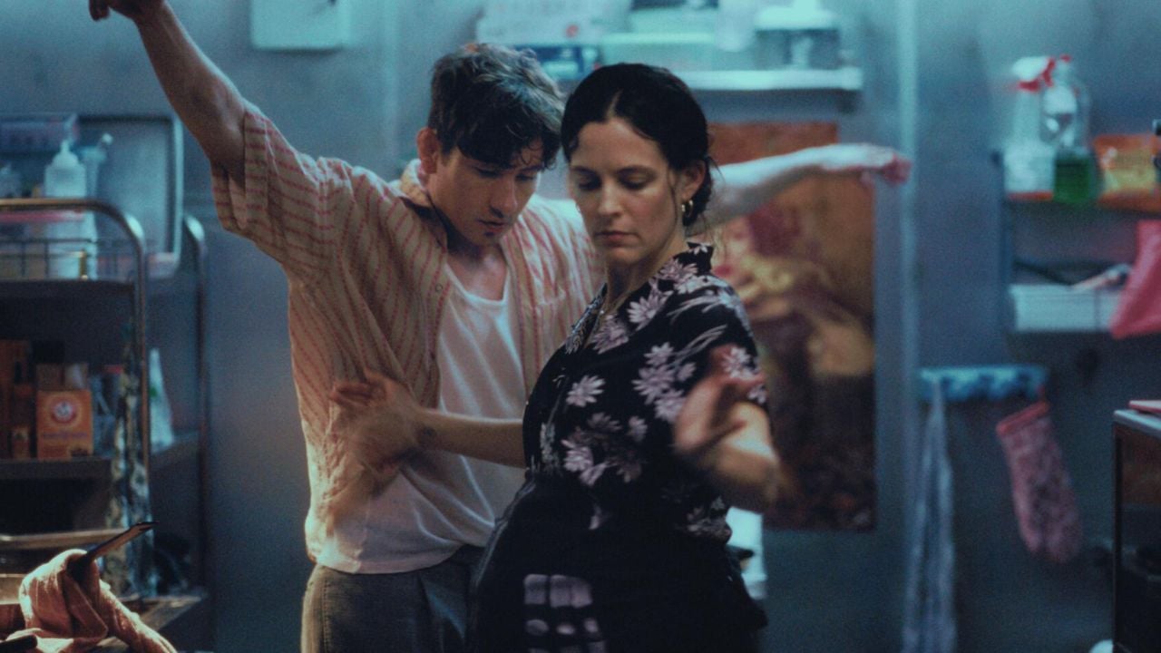 Zalya (Riley Keough) braucht in ihrem tscherkessischen Diner eigentlich jede Hilfe, aber Azik (Barry Keoghan) lässt sich immer wieder von seinen verrückten Ideen ablenken. 