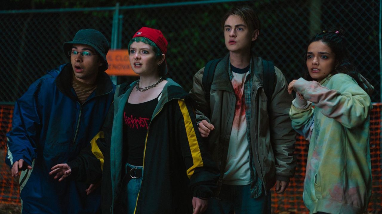 Das übliche Teenie-Personal des Slasher-Kinos kriegt es diesmal nicht mit einem maskierten Killer, sondern mit mordlüsternen Zahnbürsten und Toastern zu tun.