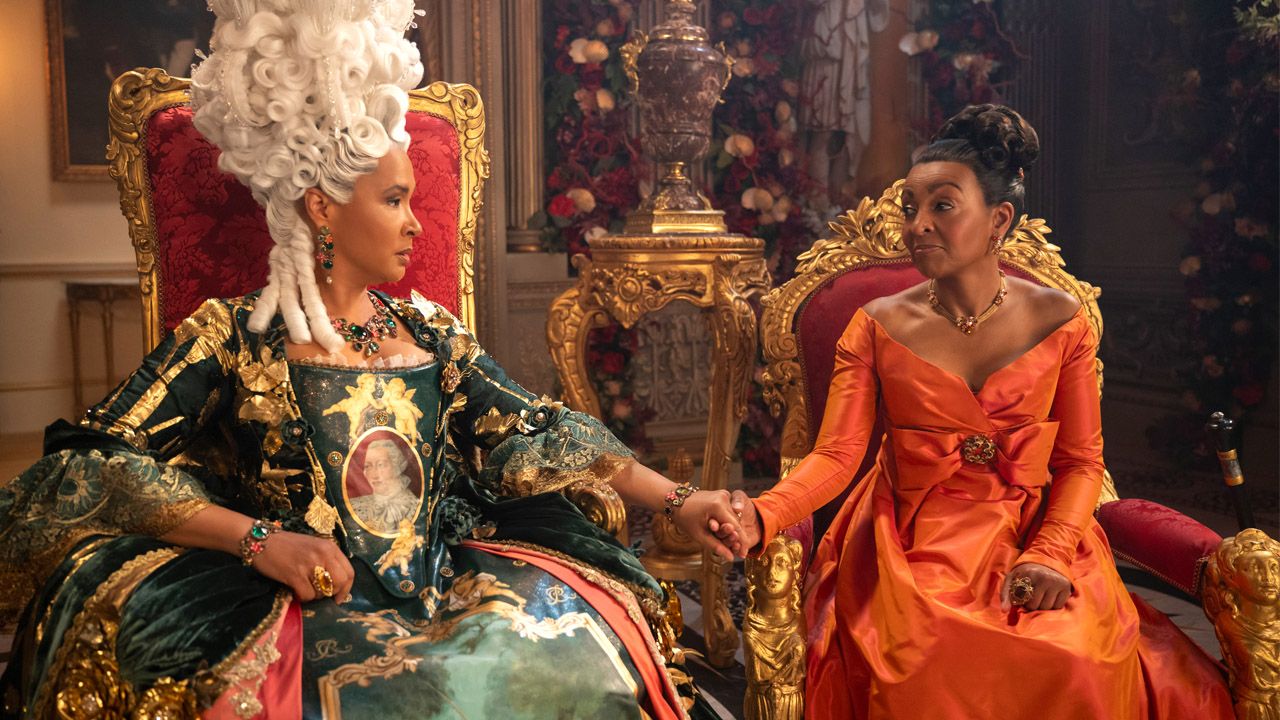 Tränenreicher Abschied zweier Freundinnen: Charlotte (Golda Rosheuvel) und Agatha (Adjoa Andoh)