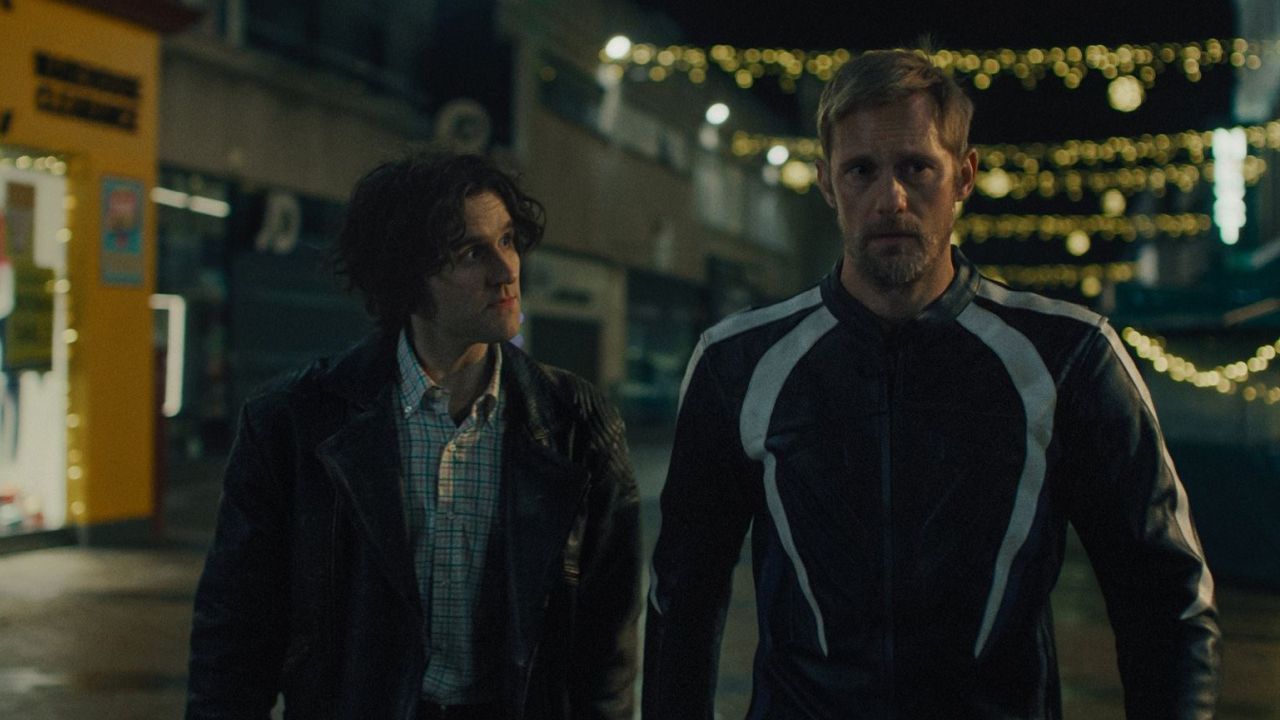 Um etwas mit Alexander Skarsgård anfangen zu dürfen, wären wohl nicht wenige bereit, dafür erst einmal seine Wohnung zu schrubben. 