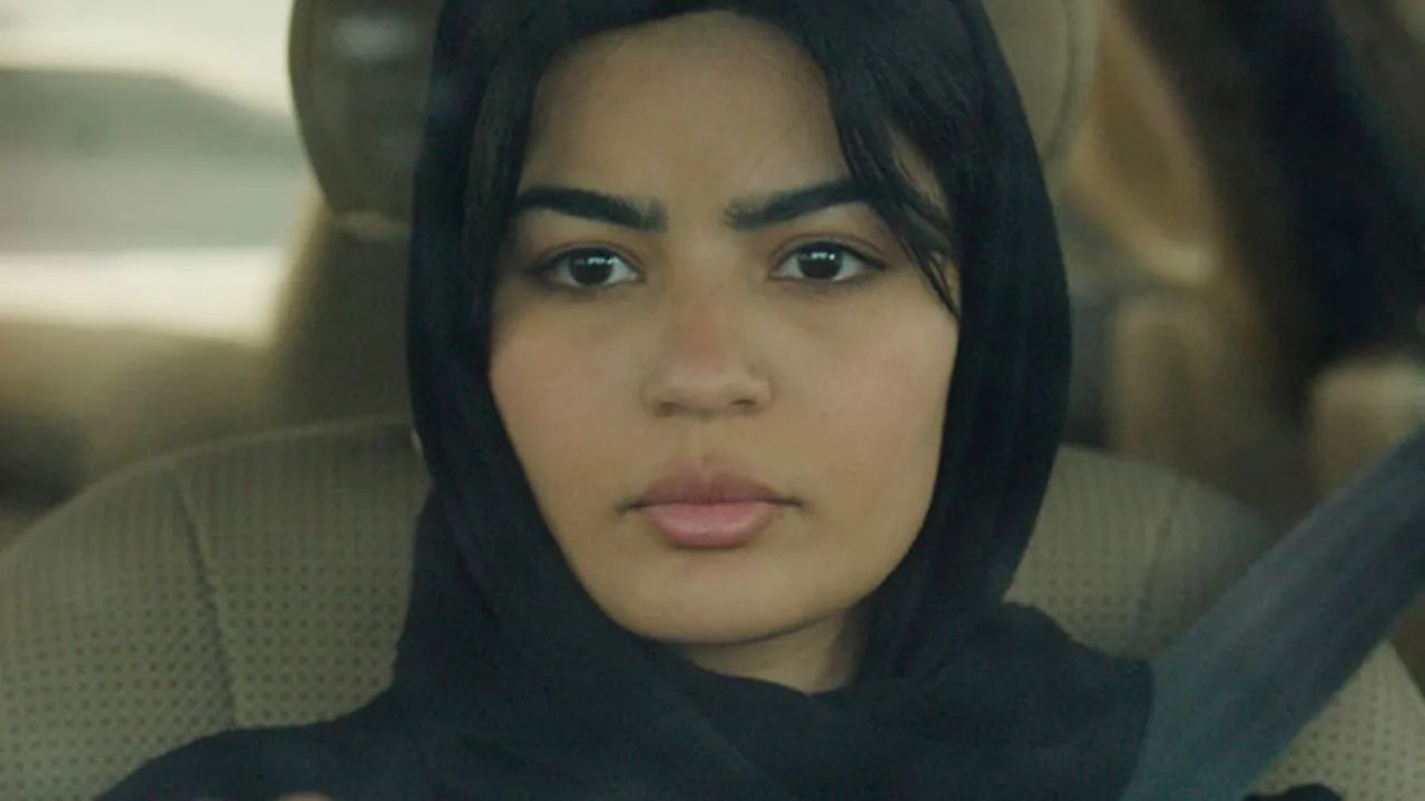 Noelle (Mila Alzahrani) ist riesiger Fan eines True-Crime-Podcasts – in dem den Zuhörerinnen zugleich auch noch Schminktipps mitgeliefert werden. 