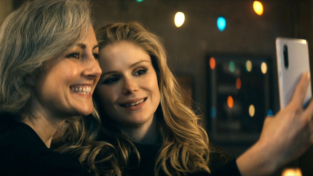 Der Gestaltwandler gibt sich in der Bar als Starlight-Fan aus.