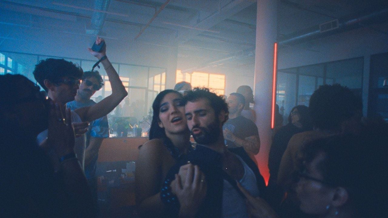 Peter (Jordan Firstman) ist eine Legende in der New Yorker Sex-und-Drogen-Party-Szene. Aber zu einem perfekten Vater macht ihn das wohl eher nicht, oder?
