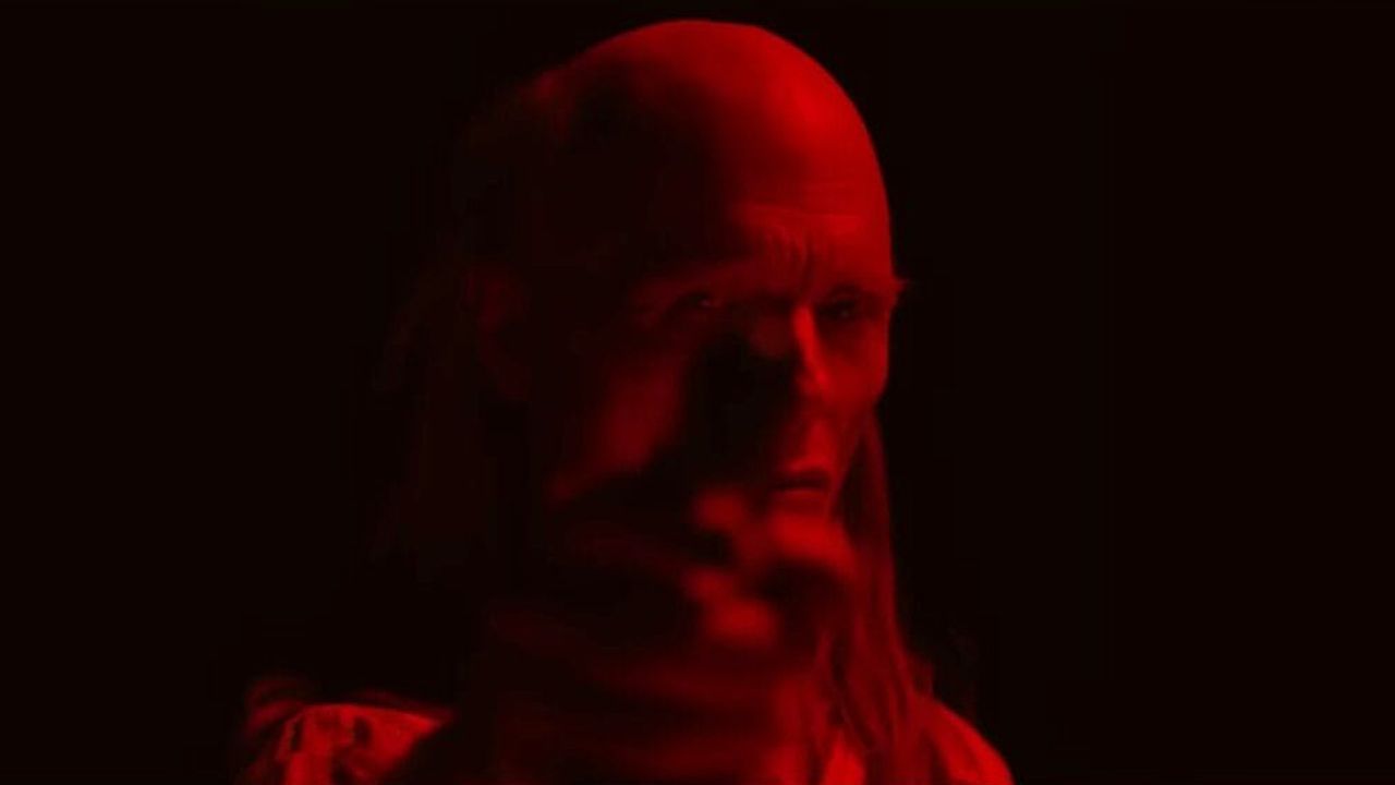 Ed Harris erscheinen immer wieder als teuflische Bedrohung – mit einer Frisur direkt aus der Achtzigerjahre-Vorhölle.