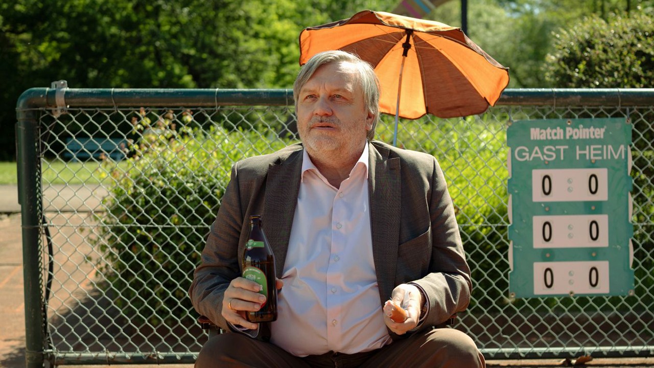 Heribert (Hape Kerkeling) genießt die letzte Wurst vor dem bevorstehenden Schlagabtausch