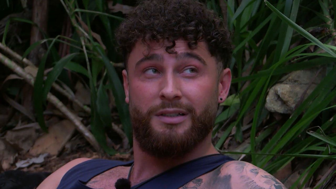 Umut konfrontiert Ariel mit ihrem Verhalten im Camp