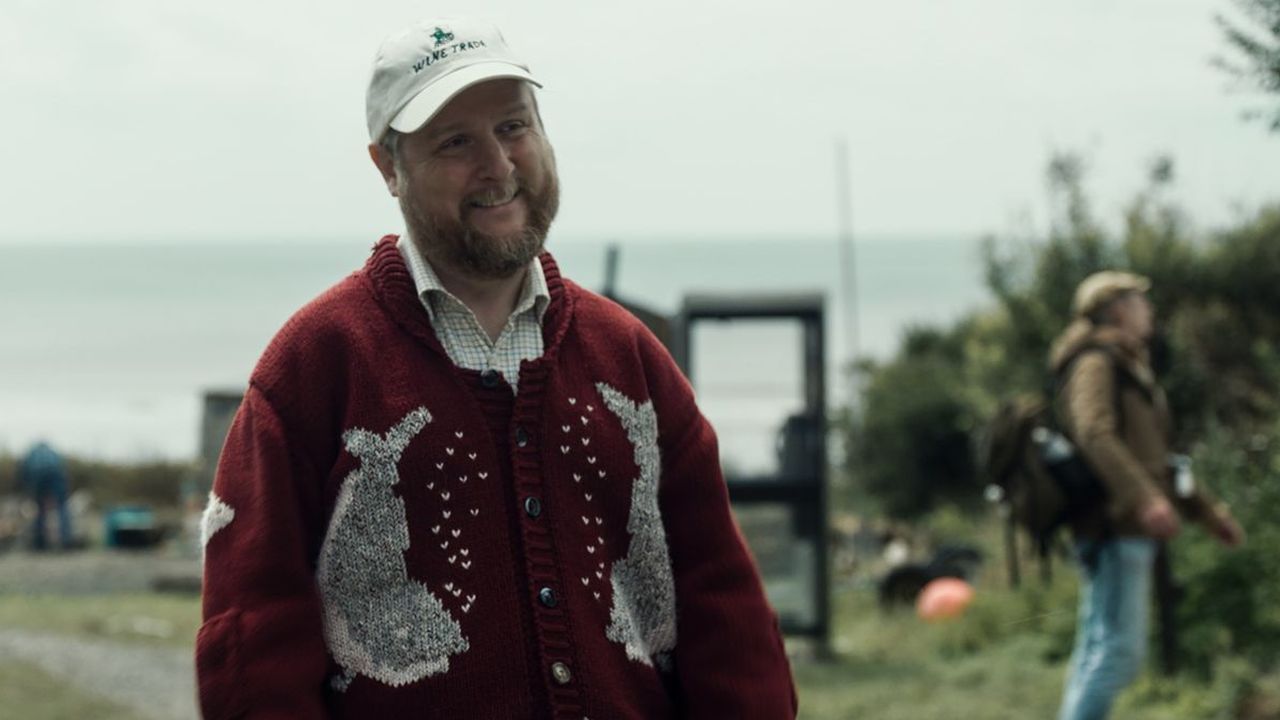 Der geheimnisvolle Gastgeber Charles Heath (Tim Key) verfolgt zwar nur gute Absichten, aber mit denen ist ja bekanntlich auch der Weg zur Hölle gepflastert…