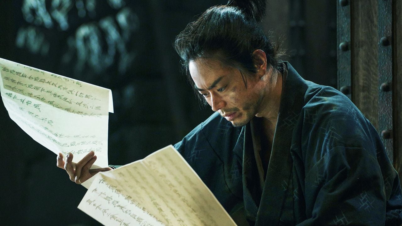 Der Gefangene Kuroda Kanbei (Masaki Suda) bekommt mal wieder die Akten eines Falles, den er bitte möglichst schnell lösen soll.