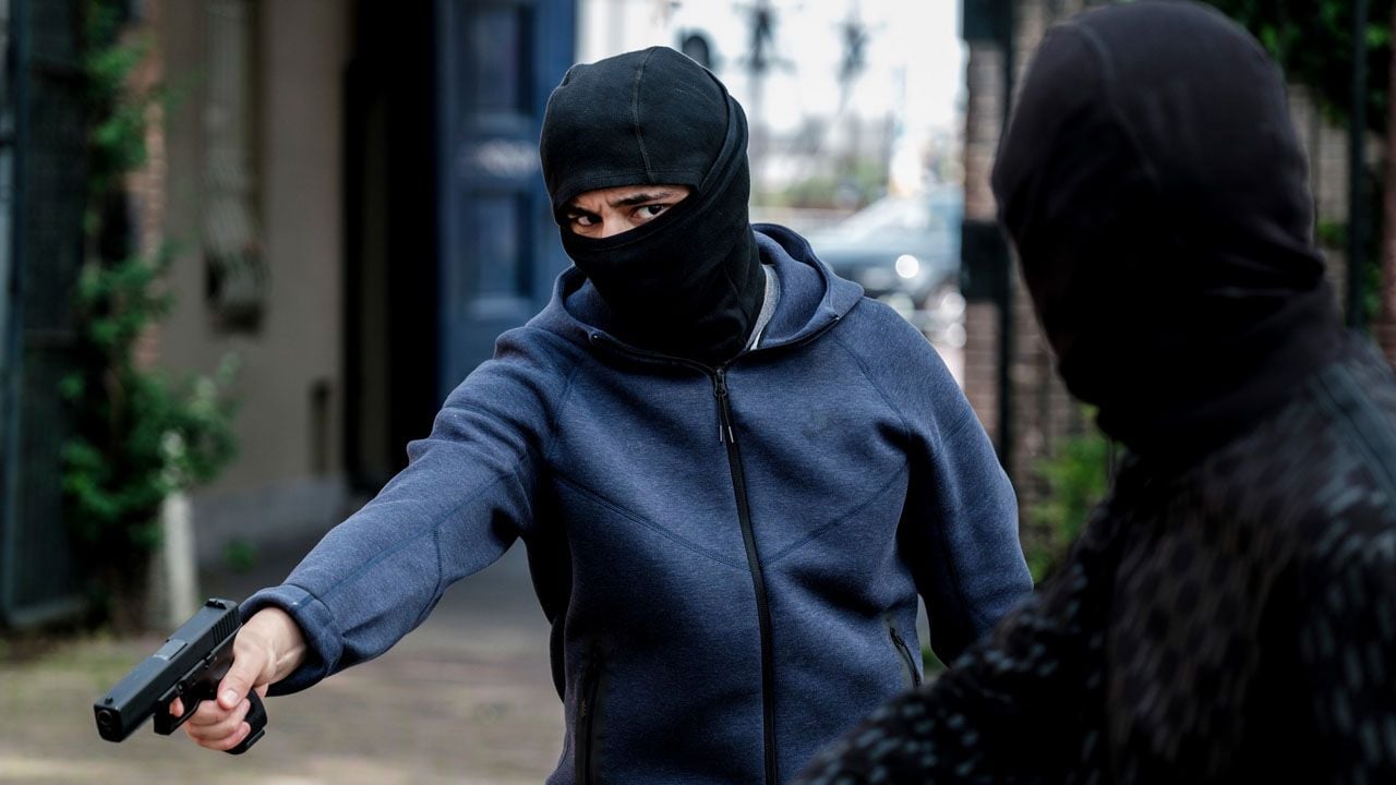 Zwei junge Männer erschießen einen hilflosen Vater.