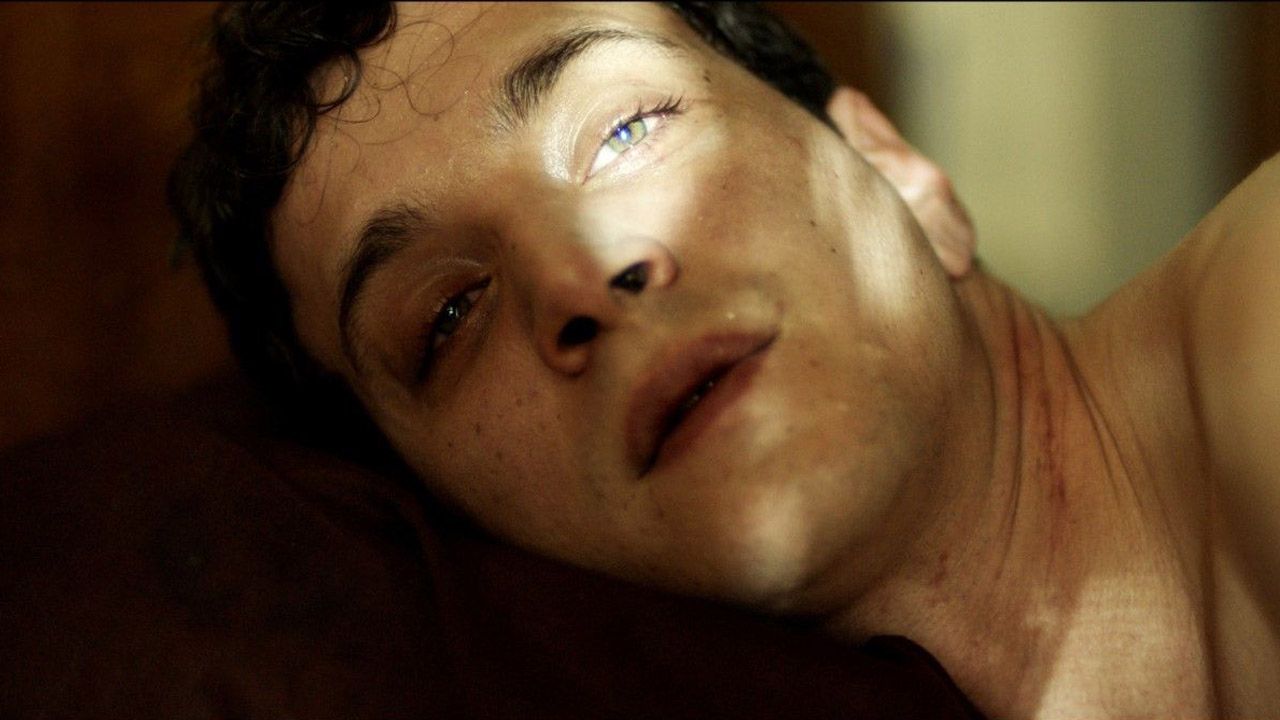 Emre (Selahattin Pasali) kann seinen Erinnerungen nach einer dramatischen Nacht nicht mehr trauen