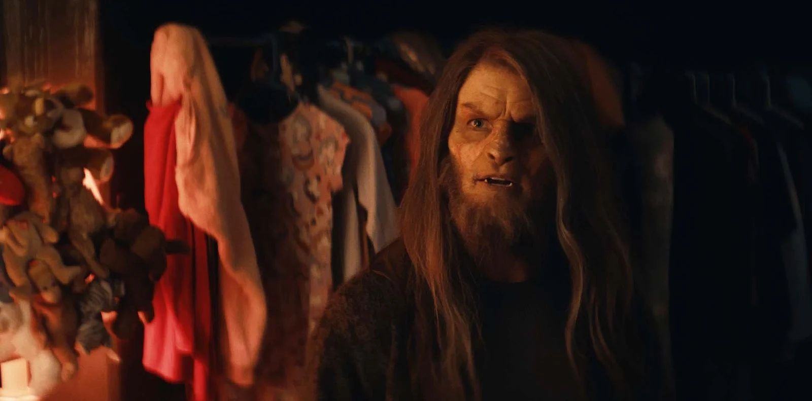 Das titelgebende Monster (Tommy Dewey) lebt schon lange unentdeckt in Lauras Wohnung. Bald wird er ihr zu einem Freund – und vielleicht sogar mehr...