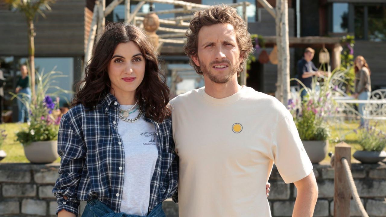 Alice (Claire Chust) hat sich ausgerechnet den 30. Hochzeitstag ihrer Eltern ausgesucht, um sie mit ihrem Verlobten zu „überraschen“.