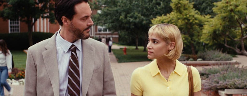 John (Jack Huston) hat zwar eine Affäre mit seiner Uni-Kollegin Rebecca (Sofia Boutella), aber immer, wenn es intim werden soll, findet er eine Ausrede.
