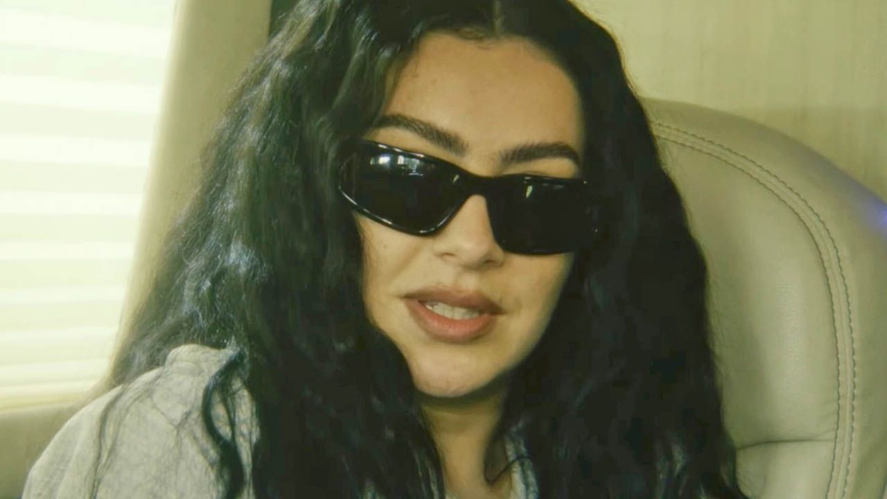 Auch privat ist Popstar Charli xcx stets mit ihrer ikonischen Sonnenbrille unterwegs.