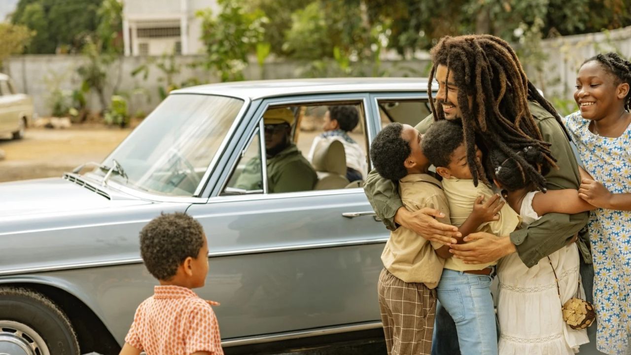 Durch die Anschläge gezwungen, erst einmal nach London zu ziehen, kann Bob Marley seine Kinder längere Zeit nicht sehen.