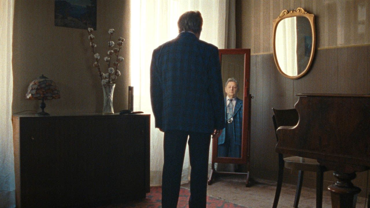 Alois Koch, wie Cook eigentlich heißt, spielt sich in „The Loneliest Man In Town“ selbst – und setzt sich nicht zuletzt mit seiner eigenen Vergangenheit auseinander.