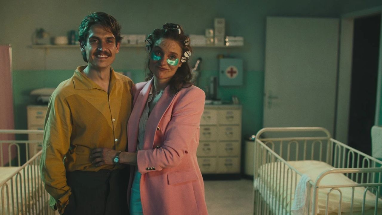 Mit seiner Hauptdarstellerin Konstanze (Anne Ratte-Polle) verbindet den Regisseur bereits eine Historie – die ihm auch diesmal wieder auf die Füße fällt…