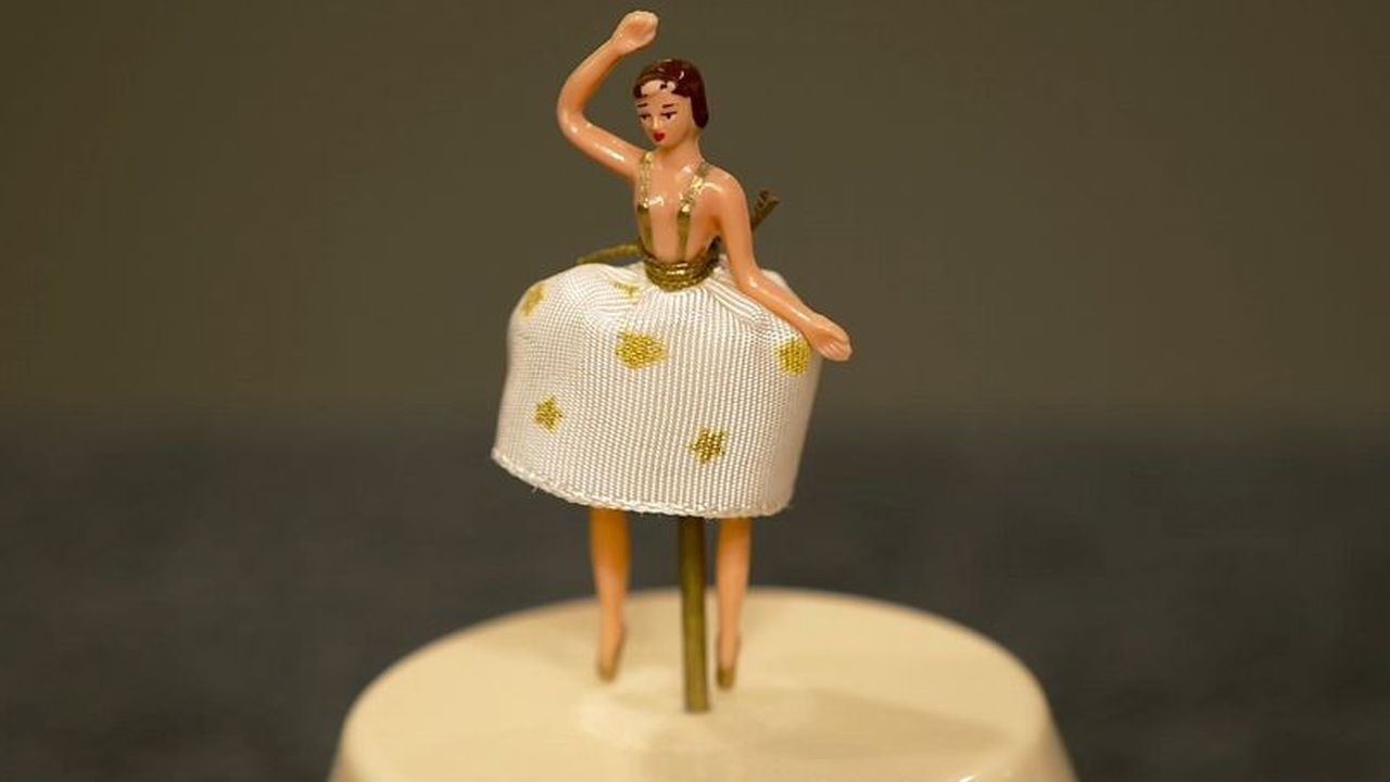 Die wilden Siebziger: Nur die Hosenträger verbergen bei dieser Ballerina das Nötigste. 