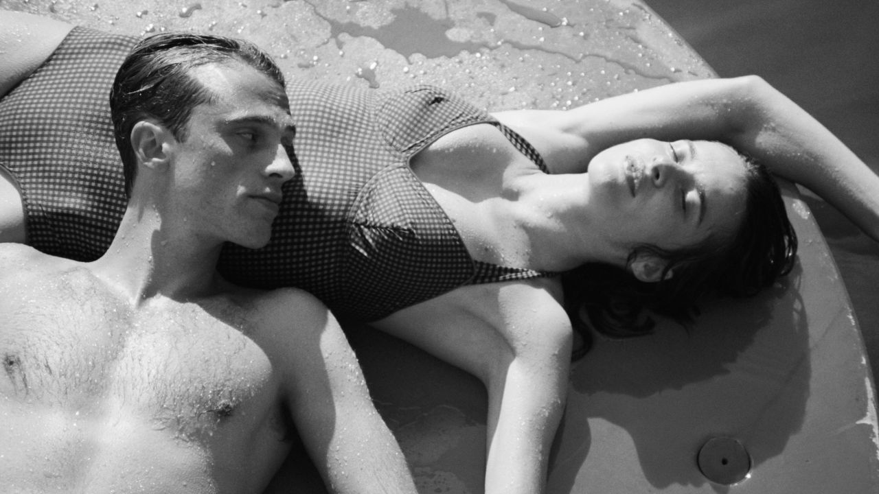 Meursault (Benjamin Voisin) begegnet allem und allen um sich herum mit derselben Gleichgültigkeit.