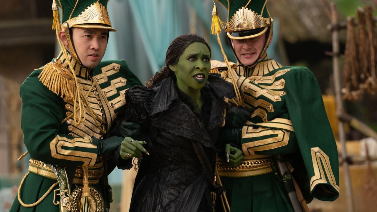Elphaba (Cynthia Erivo) versucht Nadelstiche gegen das faschistische System des Zauberers zu setzen, wo sie nur kann. Aber ganz allein steht sie auf verlorenem Posten. 