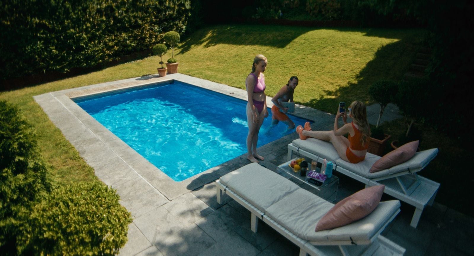 Der schöne Pool im Garten dient nicht der Entspannung, sondern als hübscher Hintergrund für das nächste Insta-Reel.  