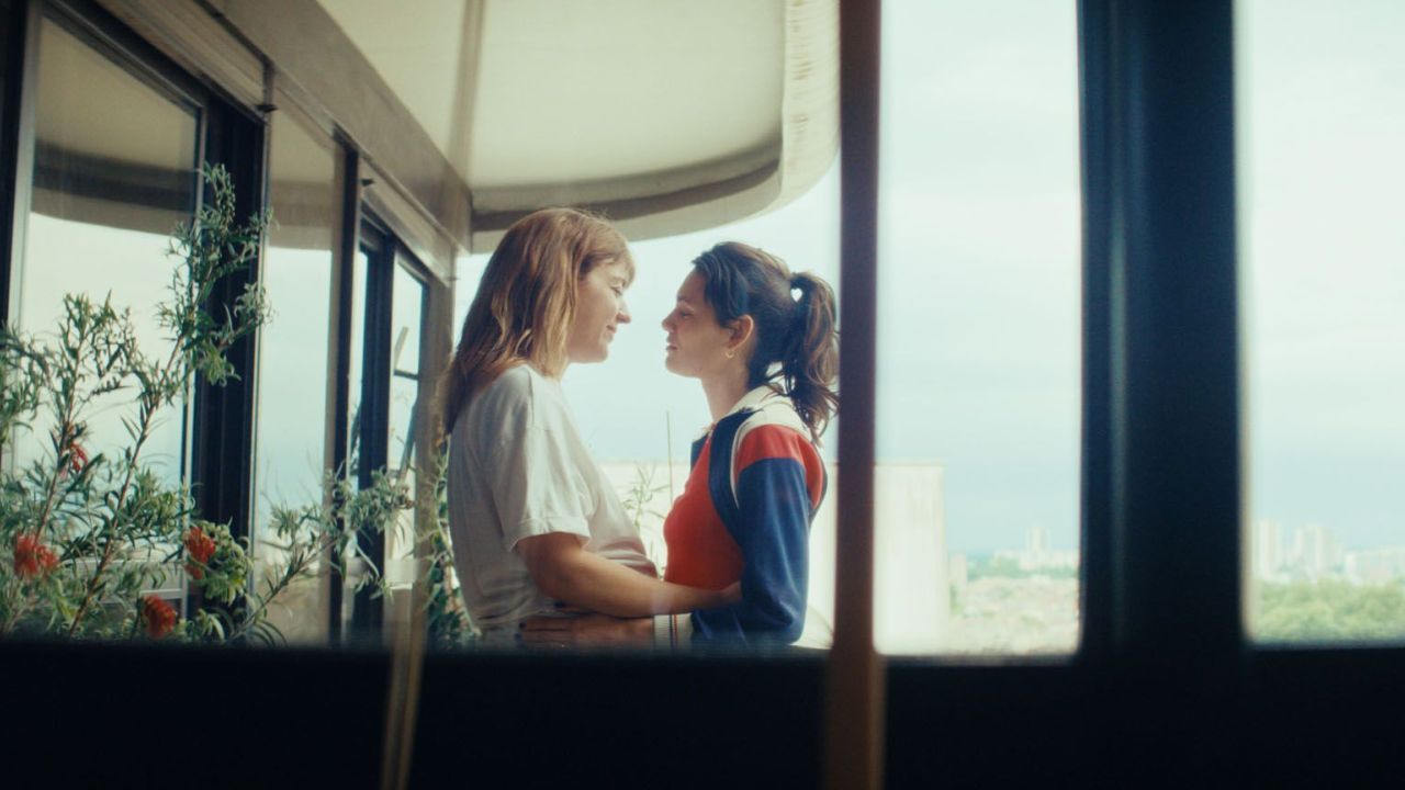 Céline (Ella Rumpf) und Nadia (Monia Chokri) erwarten ihr erstes gemeinsames Kind – nur den Ämtern müssen sie ihre Liebe erst noch umständlich beweisen.