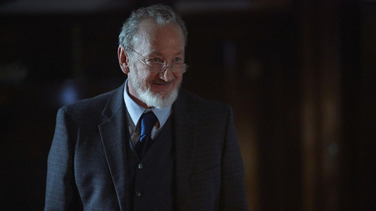 Hier mal smart und cool, statt gruselig und mordlustig: Robert Englund in 