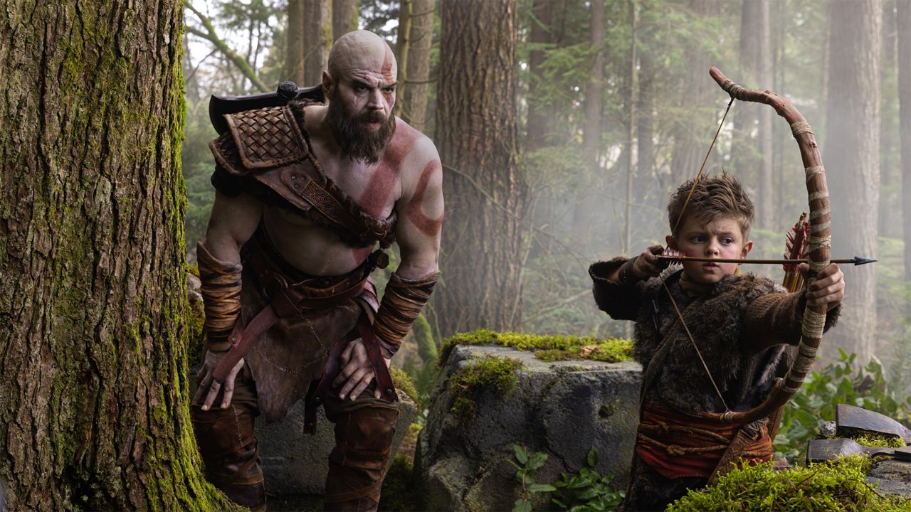 Ryan Hurst und Callum Vinson als Kratos und Atreus in 