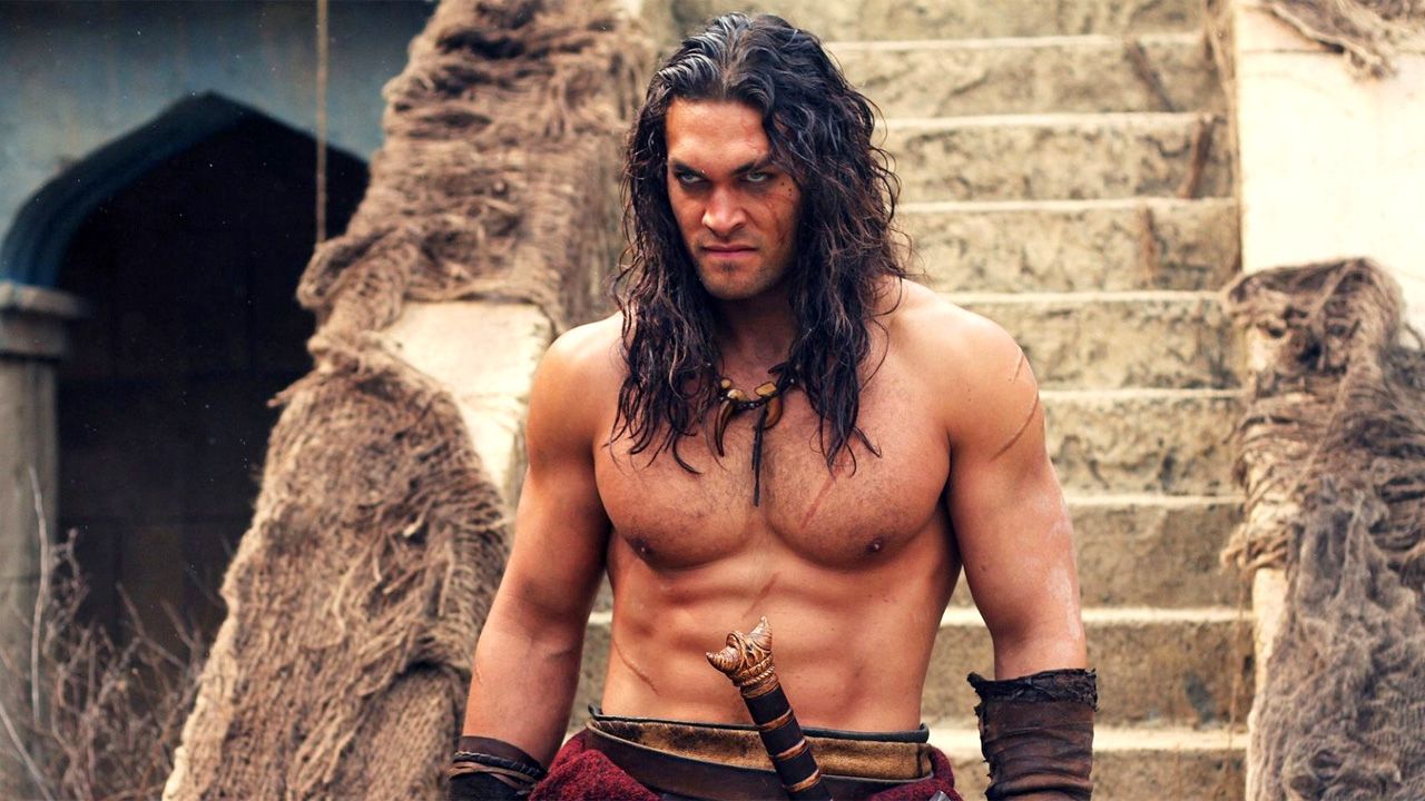 Jason Momoa als muskelbepackter Titelheld im „Conan“-Remake