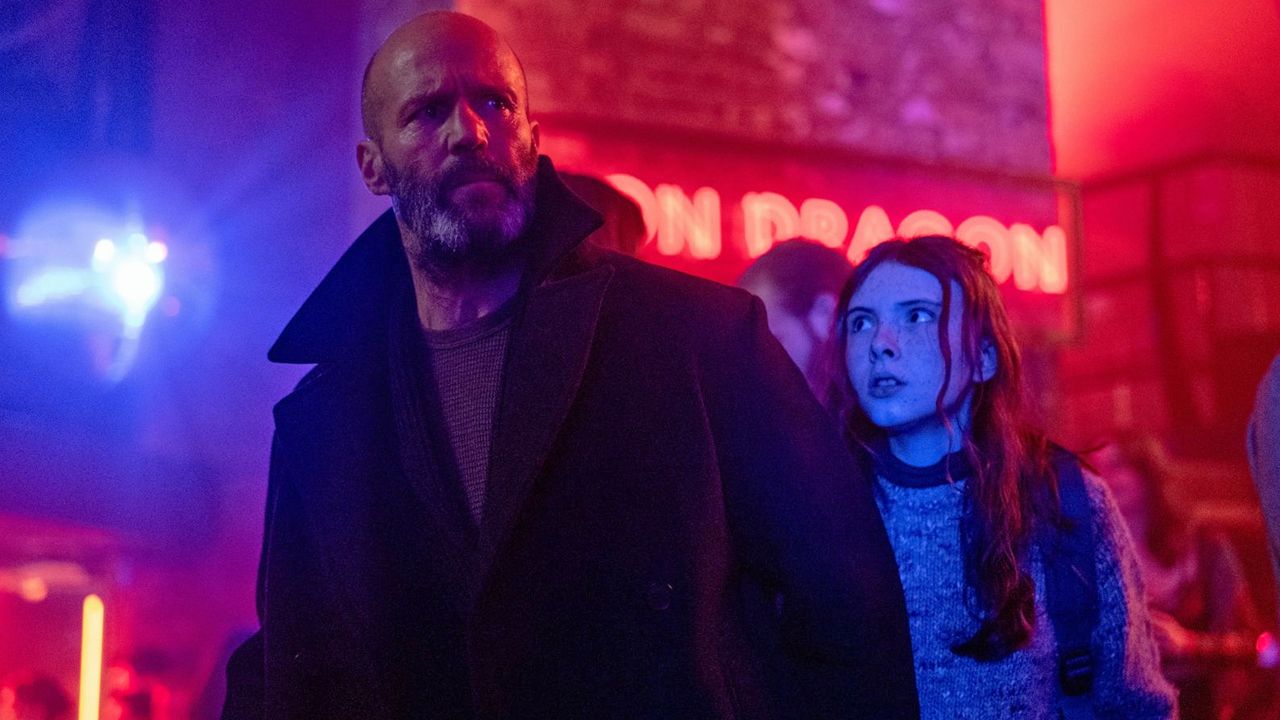 Mason (Jason Statham) muss die junge Jessie (Bodhi Rae Breathnach) beschützen.