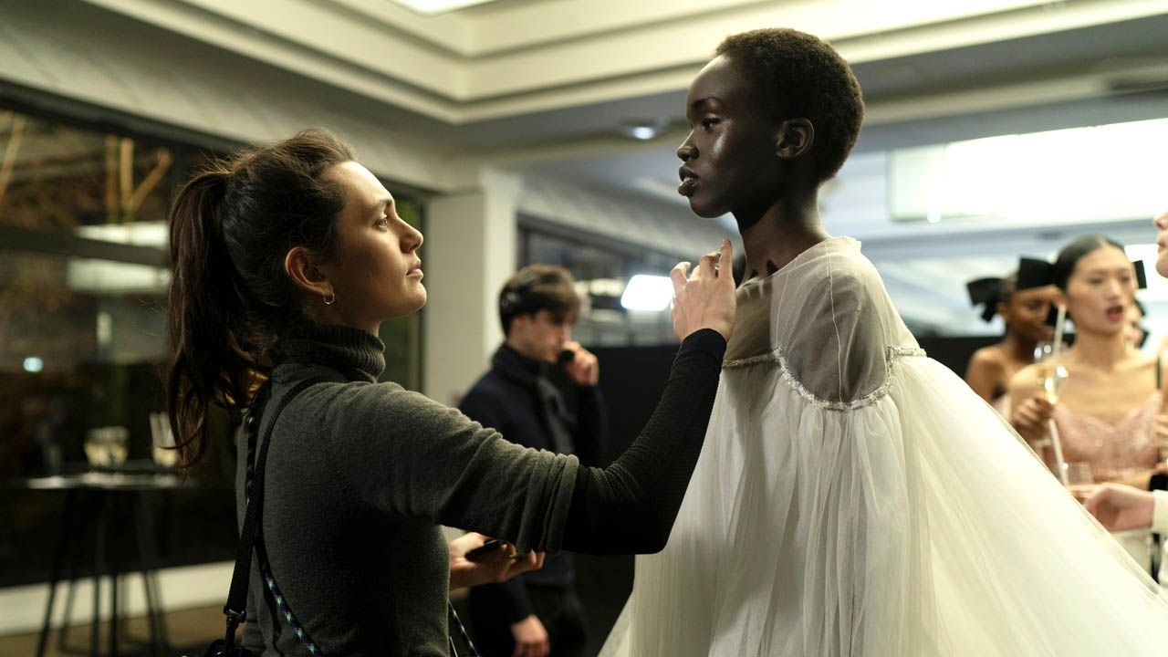 Auch Make-up-Artistin Angèle (Ella Rumpf) und das angehende Model Ada (Anyier Anei) haben mit privaten Krisen zu kämpfen.