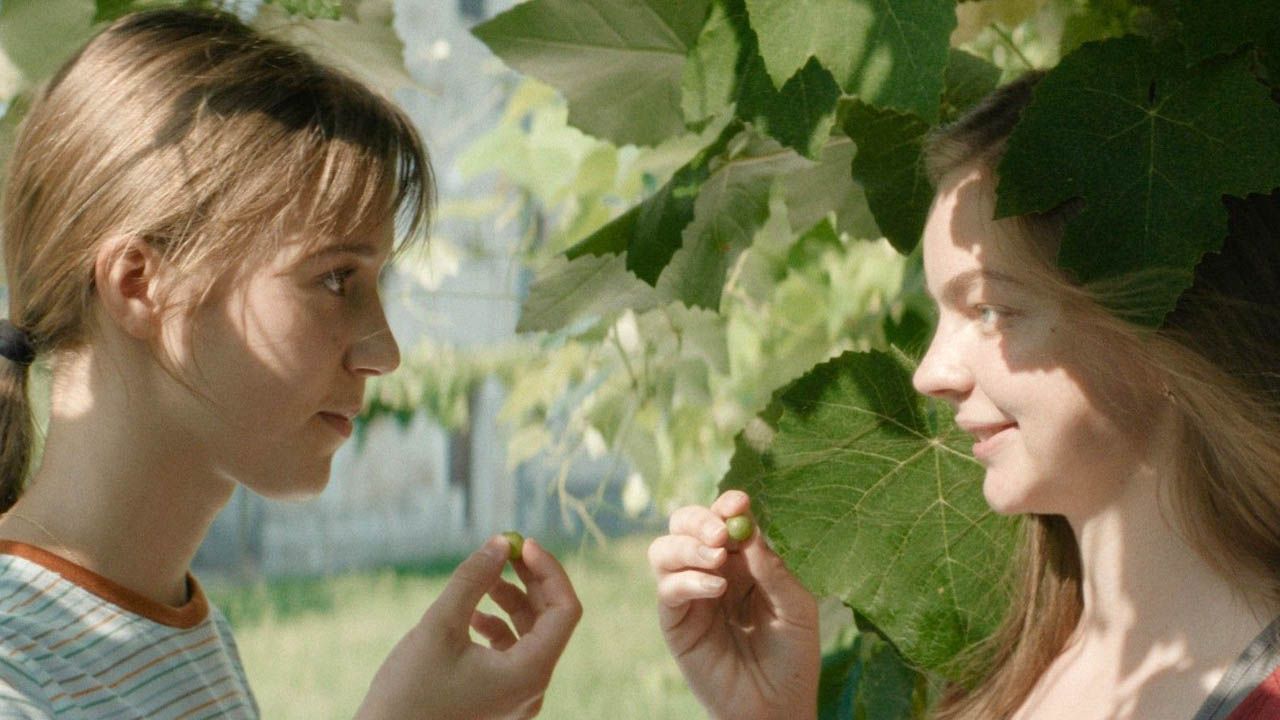 Lucija (Jara Sofija Ostan) und Ana-Marija (Mina Švajger) kommen einander auf dem Schulchor-Wochenende näher.