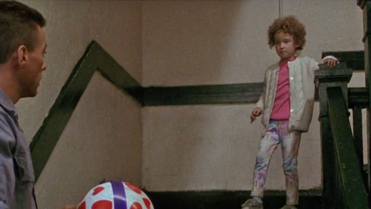 Der erste Auftritt von Ashley Johnson als fünfjährige Nichte von Jean-Claude van Damme in „Leon“.