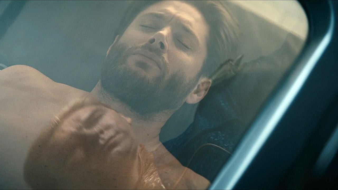 Homelander (Antony Starr) erblickt den kaltgestellten Soldier Boy (Jensen Ackles).
