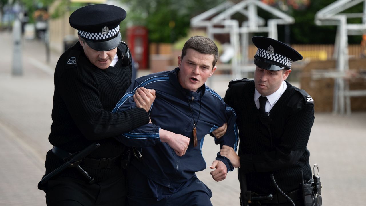 Nachdem er sich zunächst noch soweit es geht aus allem zurückzieht, beginnt John Davidson (Robert Aramayo) schließlich, sich seinem Leben zu stellen.