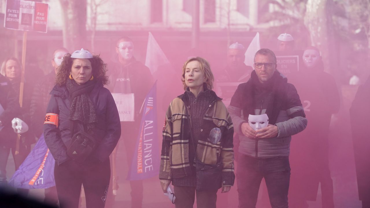 Lucie demonstriert für die Rechte der Polizei – und lässt sich doch auf die Bekanntschaft mit ihrem linksautonomen Nachbarn ein.