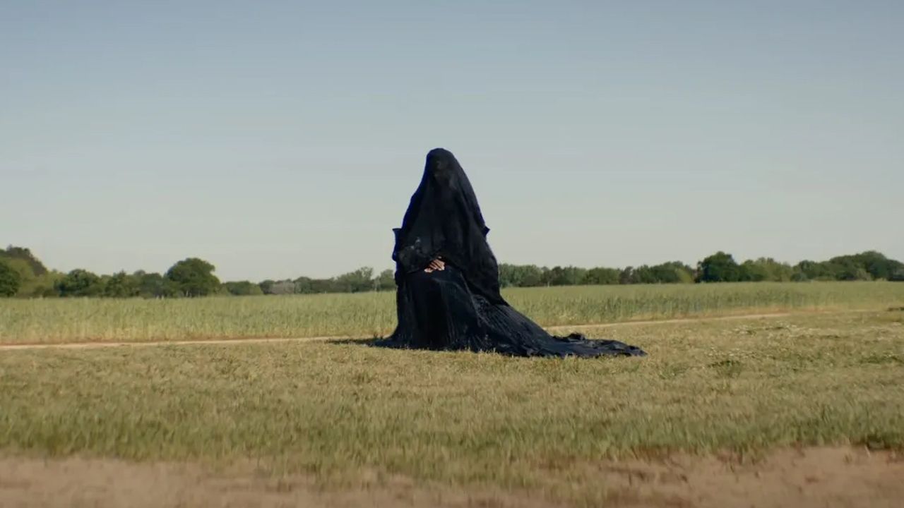 Horror vom Macher eines aktuellen Netflix-Hits bald im Kino: Erster Trailer zu "The Woman In The Yard"