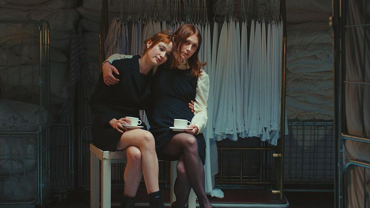 Auch Lucius' Tochter Lilly (Lilly Lindner, links) hat im Hotel Intercontinental ihren Lebensmittelpunkt. Doch will sie das im Gegensatz zu ihrem Vater überhaupt?