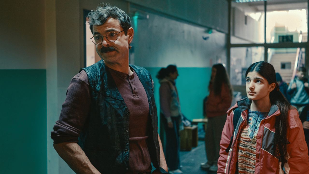 Der unglaublich empathische Herr Che (Andreas Döhler) setzt sich mit allen Mitteln für seine Schüler*innen ein – aber mitunter gerät selbst er an seine Grenzen.