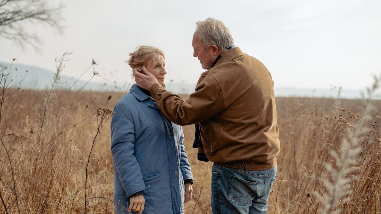 Kurt lässt sich zeigen, wo er Hanne noch berühren darf (und wo nicht). 
